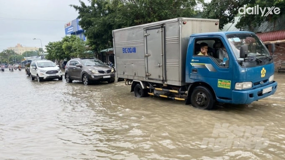 Bài viết Kinh nghiệm lái xe qua đường ngập nước an toàn mùa mưa bão