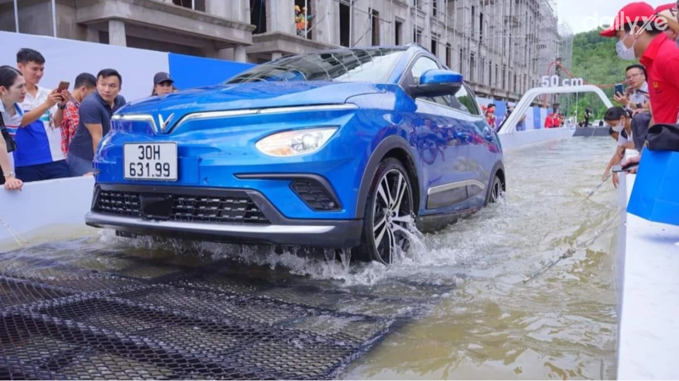 Bài viết Lái xe ô tô điện mùa mưa bão: Những chú ý an toàn từ các chuyên gia