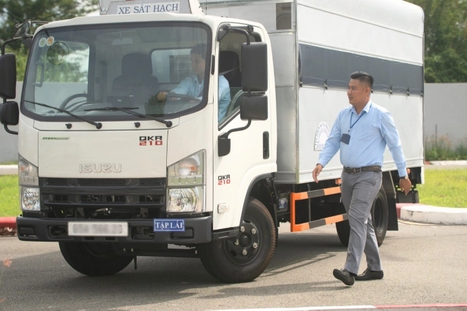 Isuzu Việt Nam hỗ trợ đầu tư xe đào tạo và sát hạch lái xe