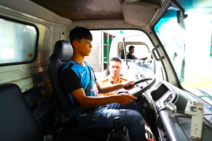 'Lùi chuồng' ngoài phố khác xa sa hình